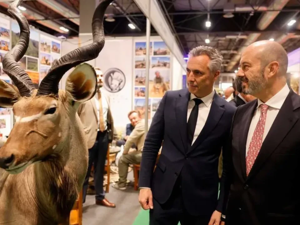 Dos miembros directivos de la Feria Cinegética 2026 en IFEMA con un animal disecado